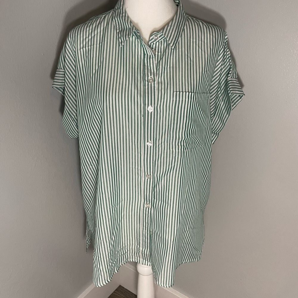 NWOT: VELVET HEART Green and White Striped Short Sleeve Button up Shirt Size XL